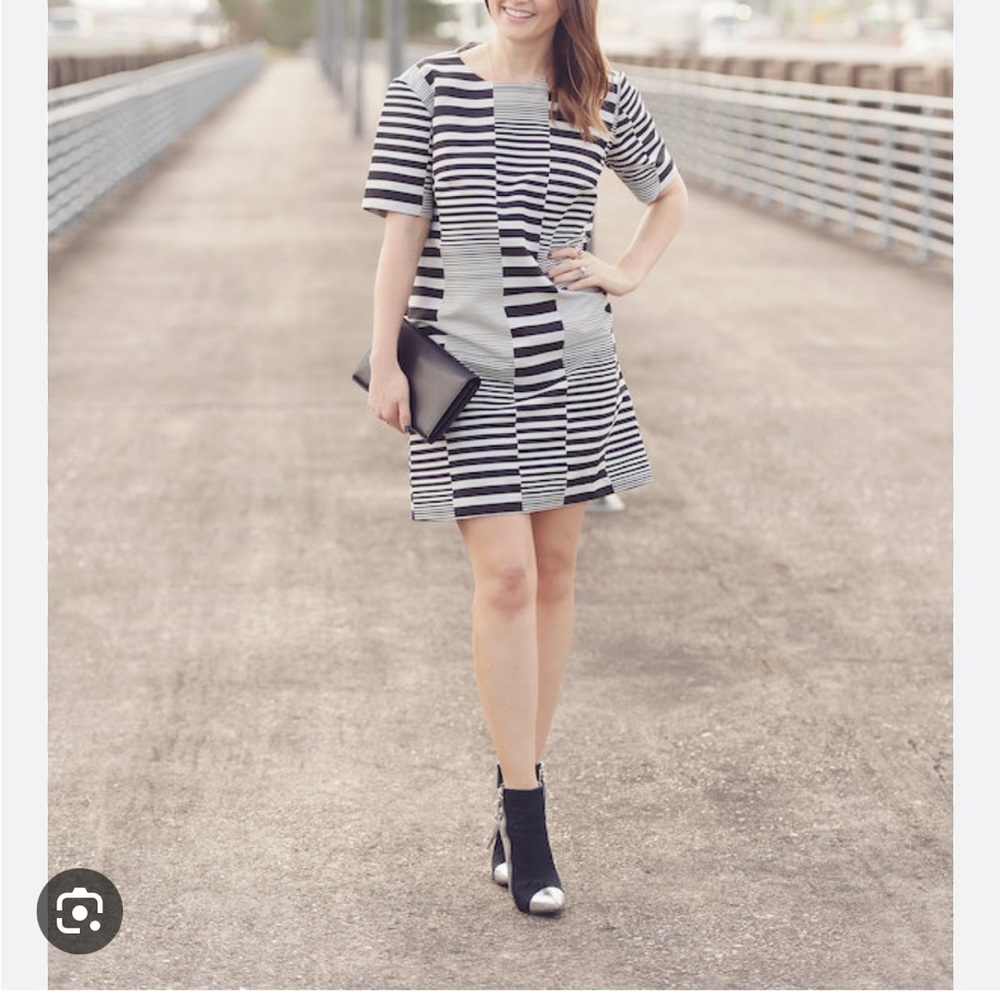 • Hunter Bell • Women’s Christie Shift Dress Short Sleeve Black & White Print 4